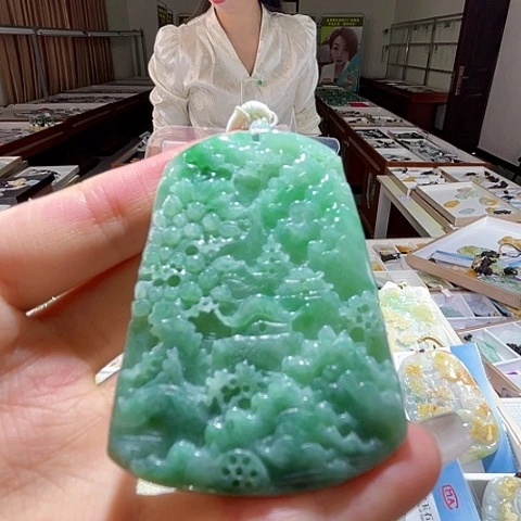 翡翠未镶嵌颈饰一个