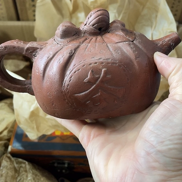 茶壶紫砂矿泥料，手工制作的一把紫砂壶。