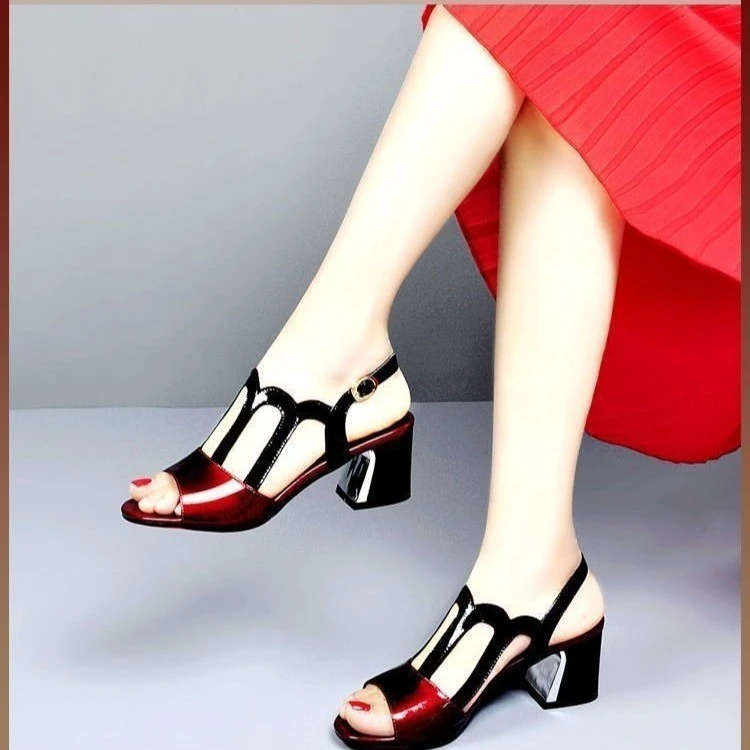 2023年春季新款英伦复古风鱼嘴粗跟镂空花边小众一字扣带凉鞋女