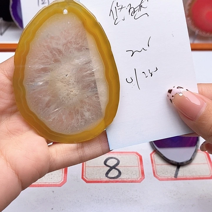 悠***）玛瑙/玉髓未镶嵌颈饰
