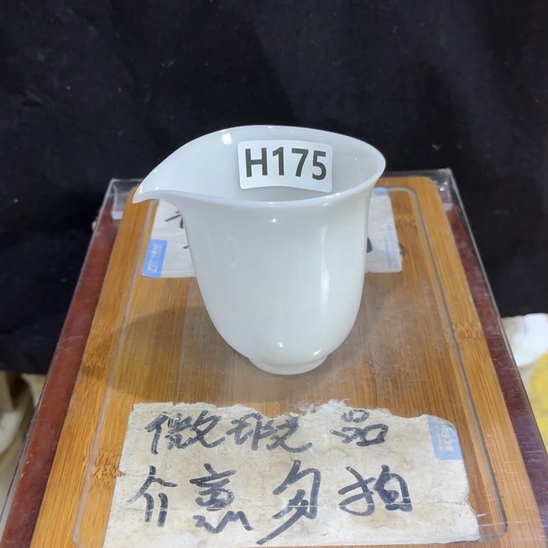微瑕疵介意勿拍陶瓷器皿H211