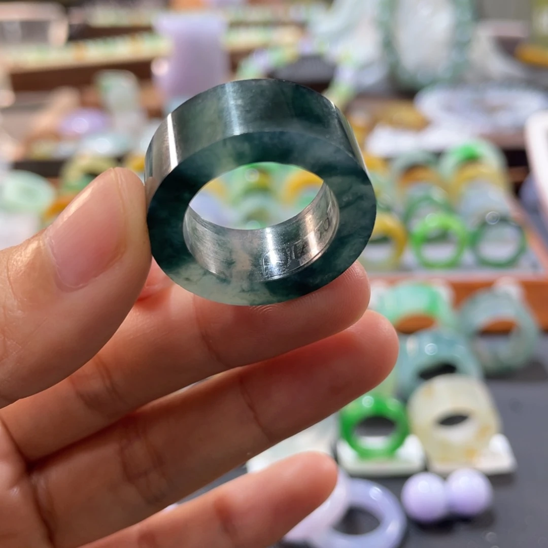 定制翡翠未镶嵌红**饭翡翠