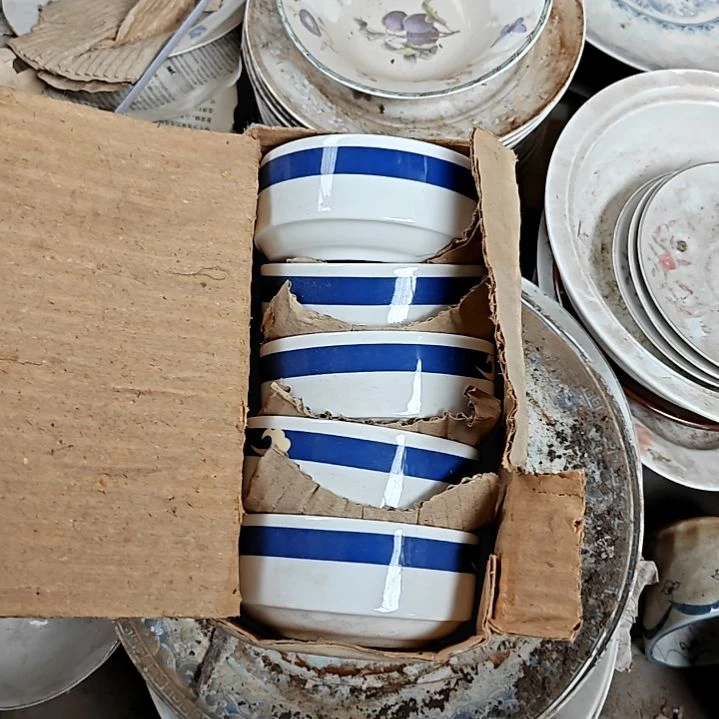 瓷片盘子碗茶壶啥都有