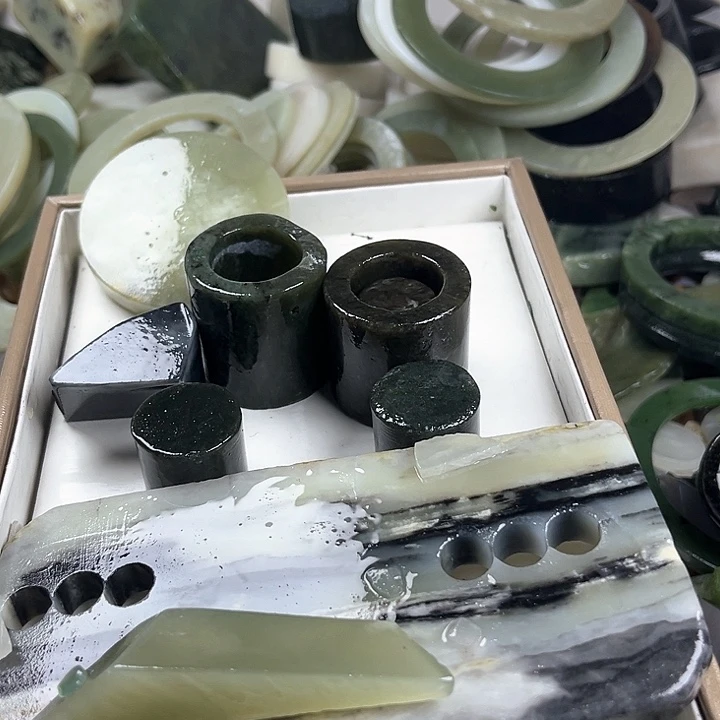 和田玉（糖玉）和田玉边角料9K金镶嵌三**岳