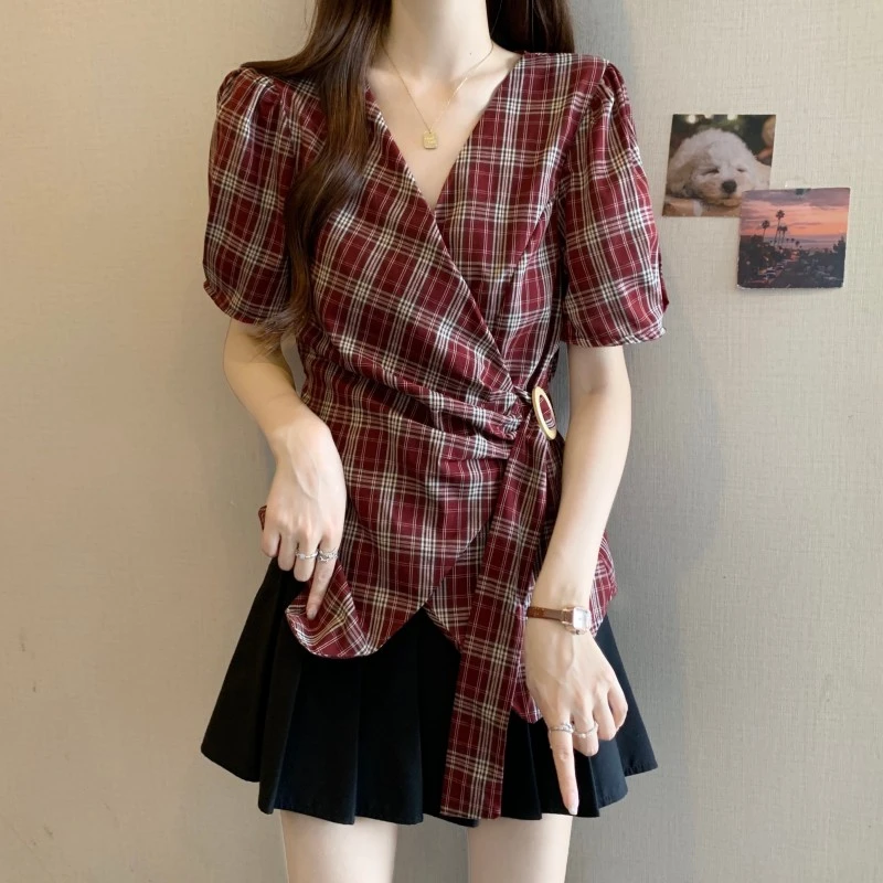 复古红色格子V领短袖衬衫女2025夏季大码胖mm掐腰显瘦不规则上衣