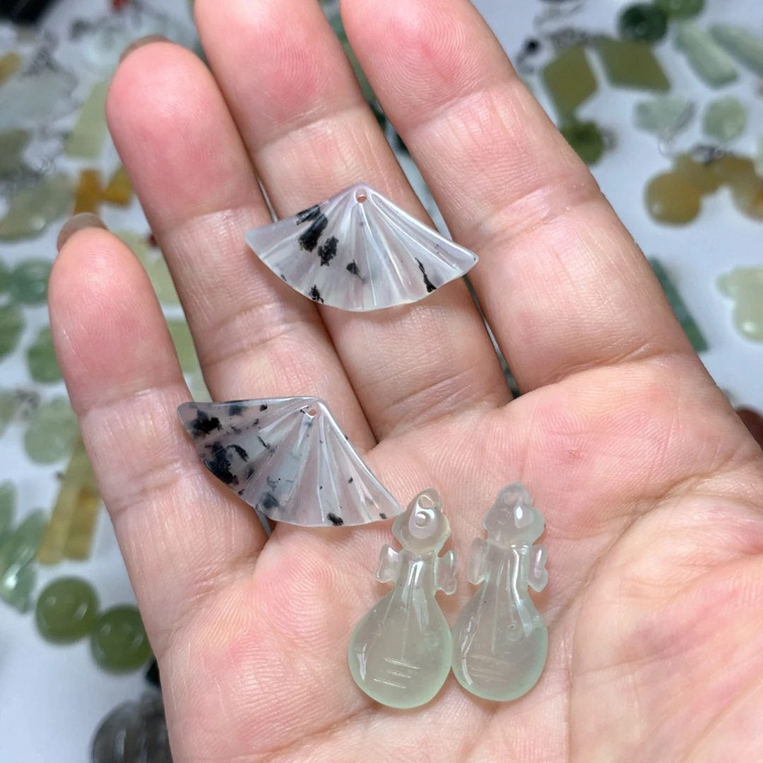 蛇纹石玉未镶嵌耳环