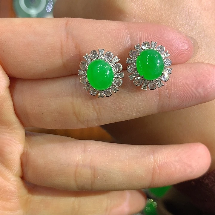 翡翠18K金镶嵌颈饰蛋面