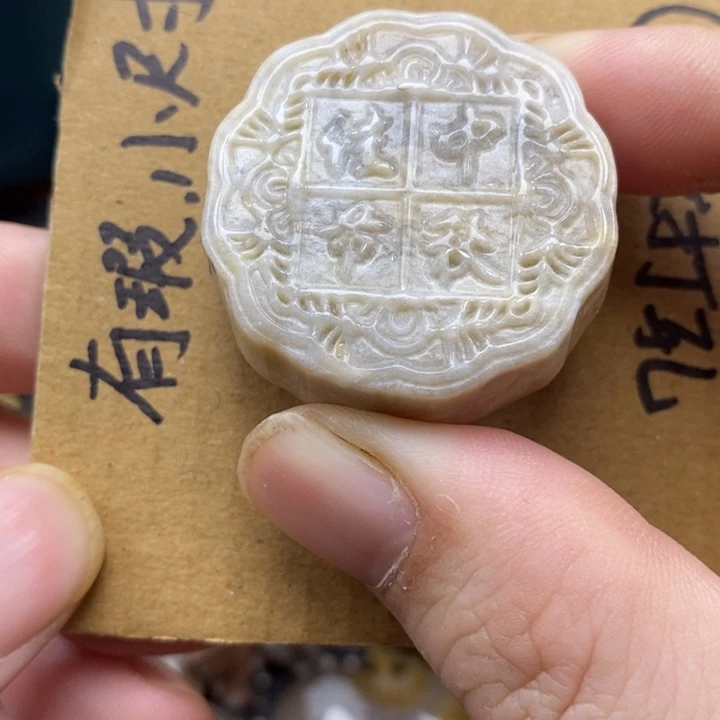 颈饰未镶嵌硅化珊瑚（珊瑚玉）
