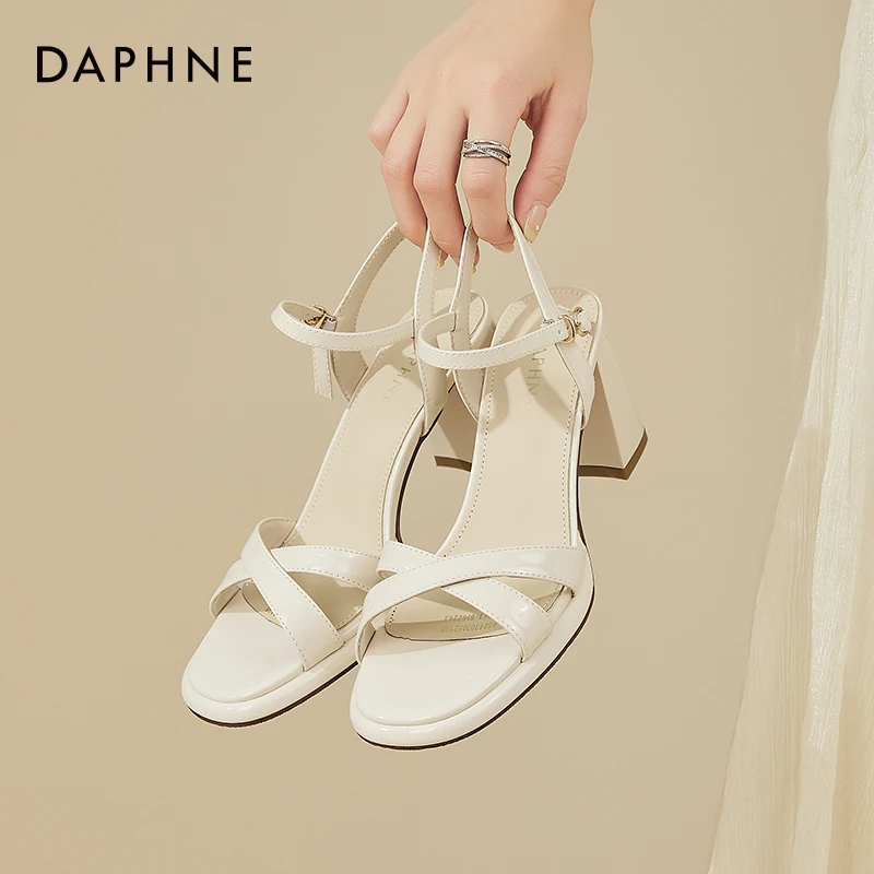 达芙妮米色露趾女鞋2025夏季仙女风气质一字带粗跟凉鞋复古高跟鞋