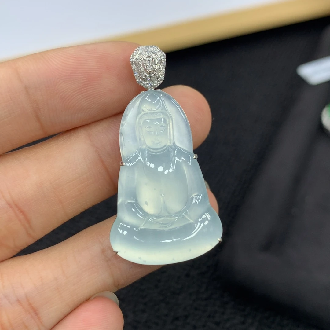 颈饰18K金镶嵌翡翠观音