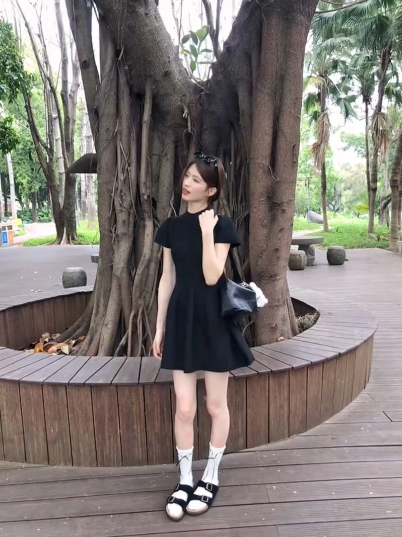 法式黑色气质连衣裙子女夏季2025新款设计感小众收腰显瘦蓬蓬短裙