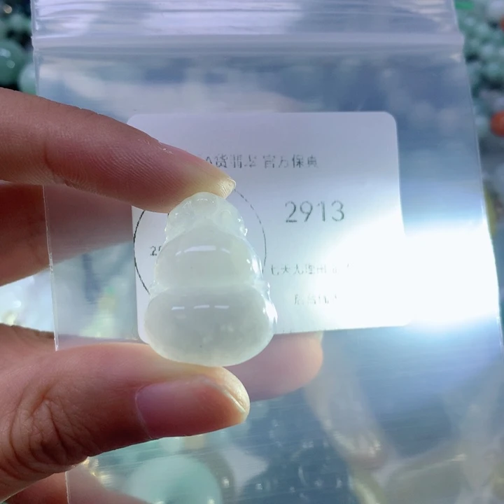 翡翠挂件未镶嵌翡翠