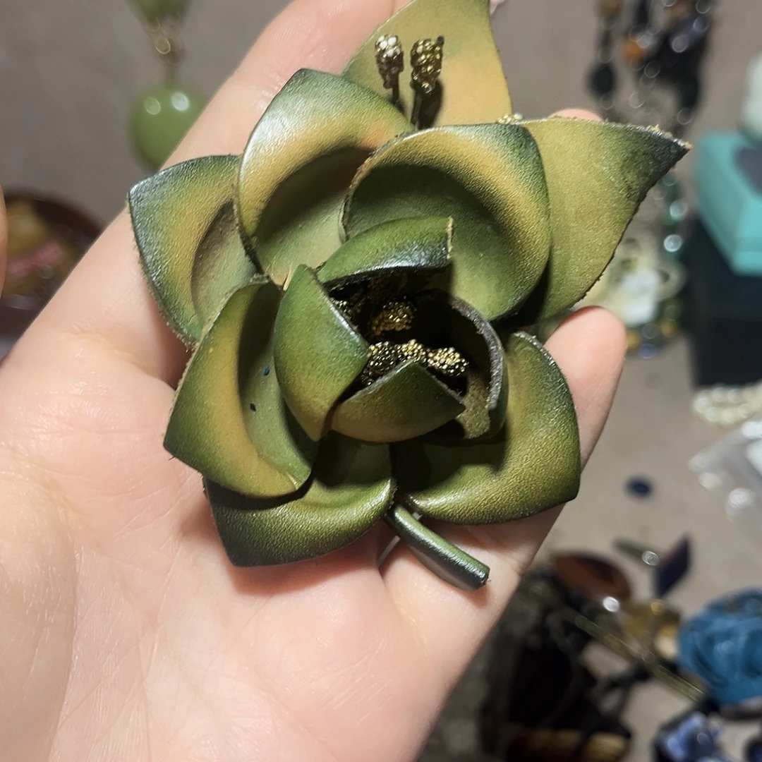 ʚ***ɞ绿色皮花花胸针1枚