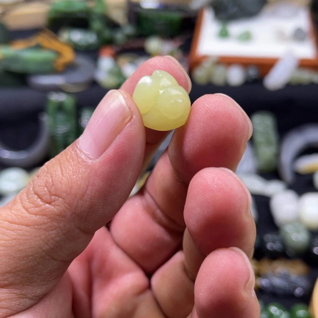 小***汁和田玉未镶嵌颈饰