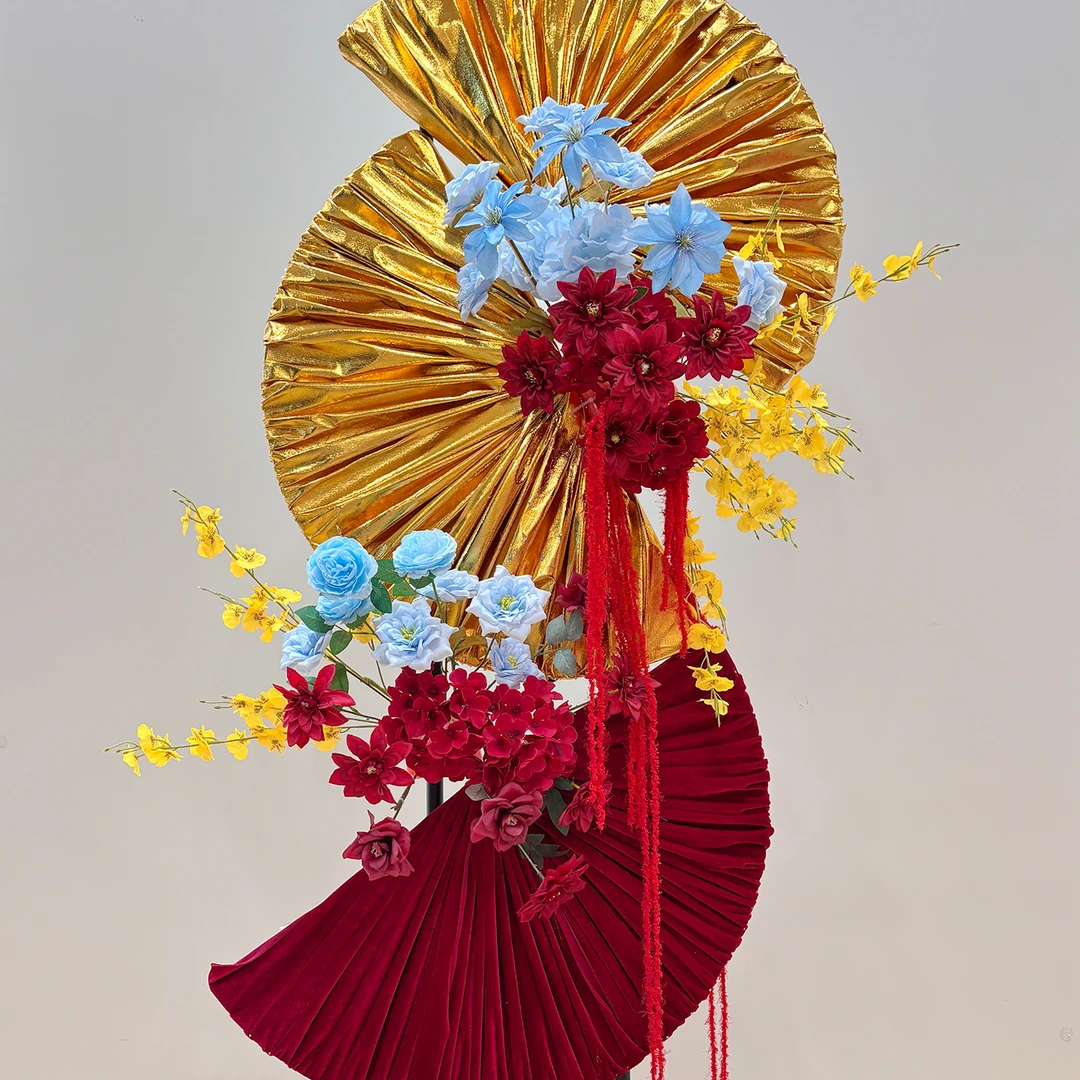 新中式卧室婚房装饰布置迎宾区kt板红色金色圆扇仿真花拍照背景墙