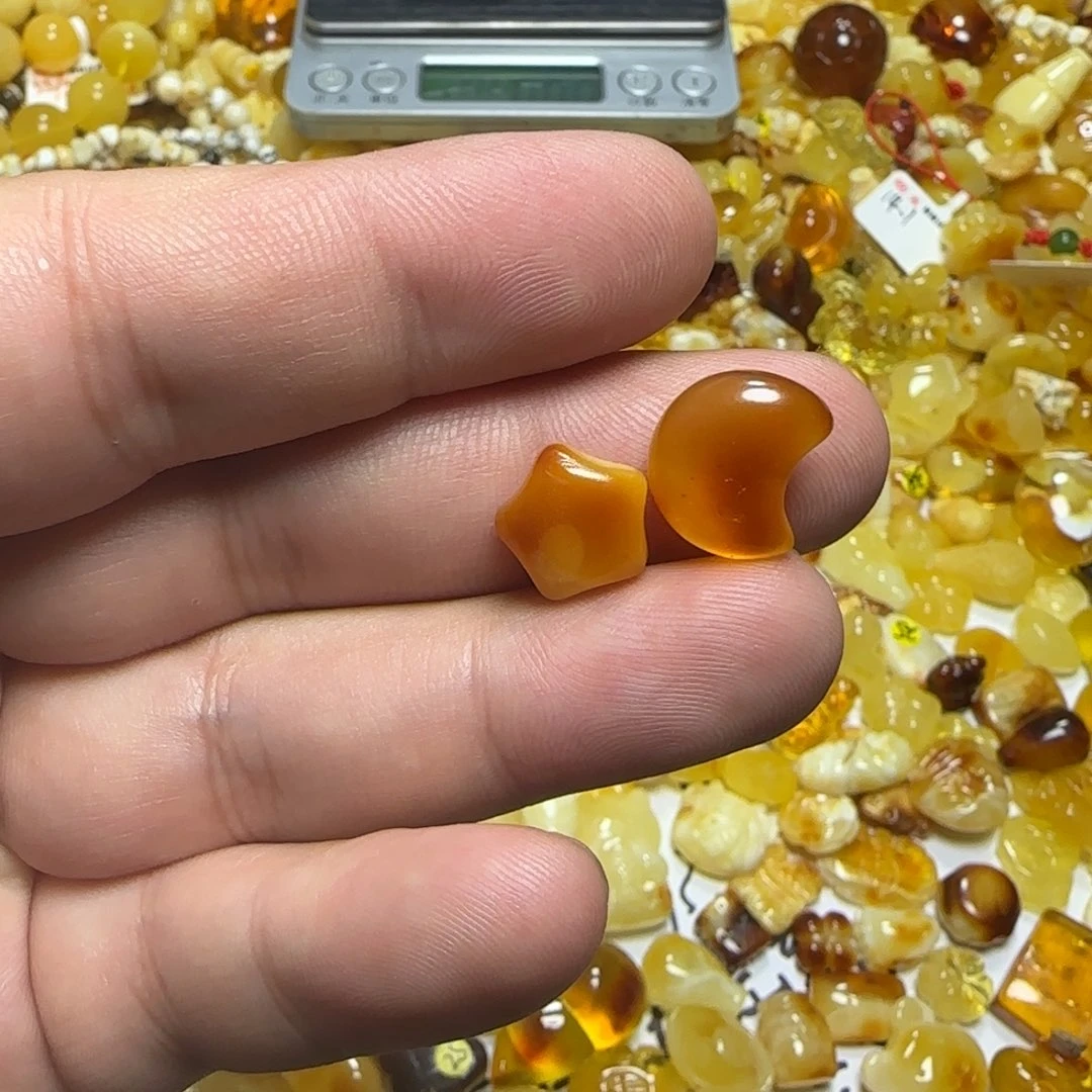 王***！琥珀未镶嵌裸石1.5克