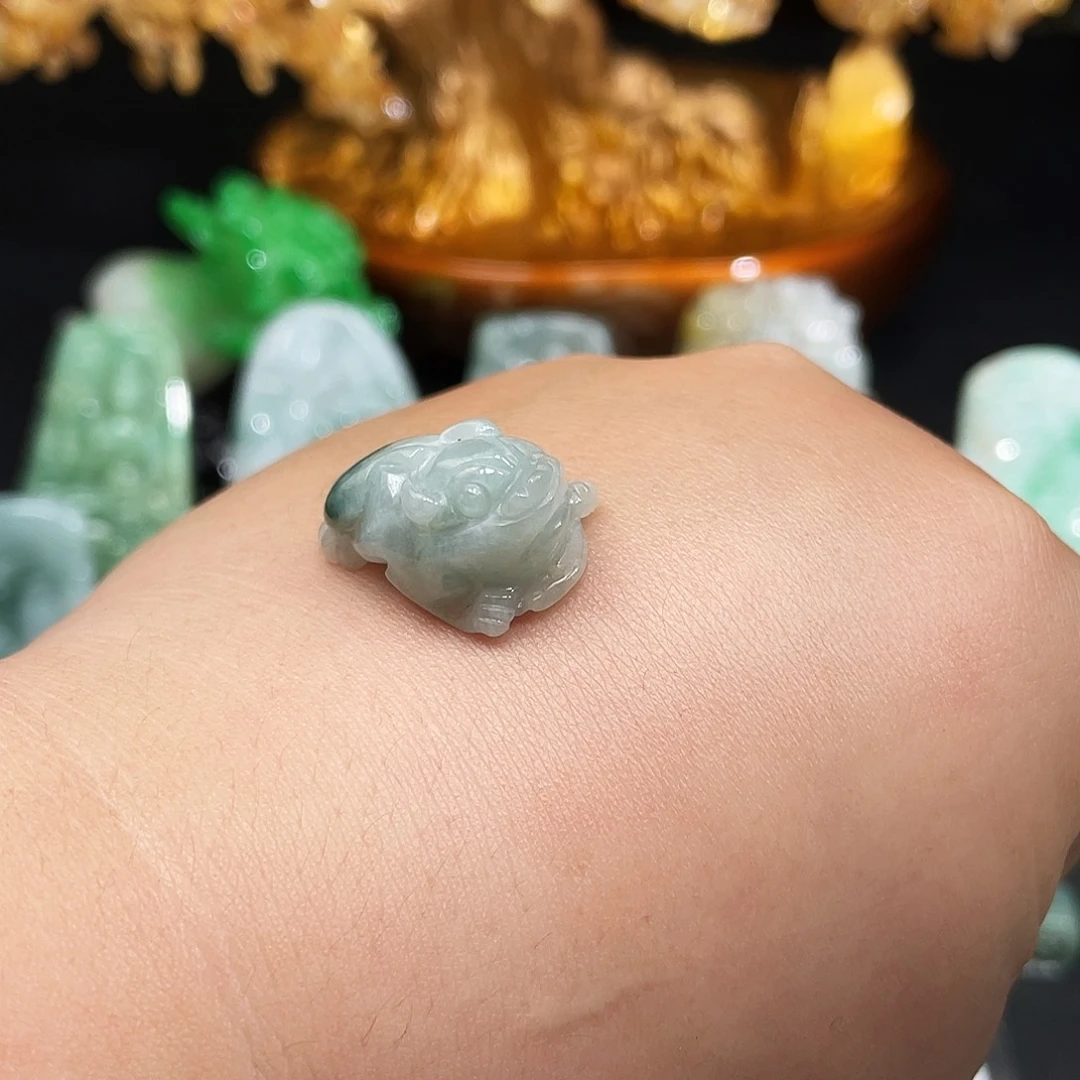 翡翠未镶嵌颈饰金蝉