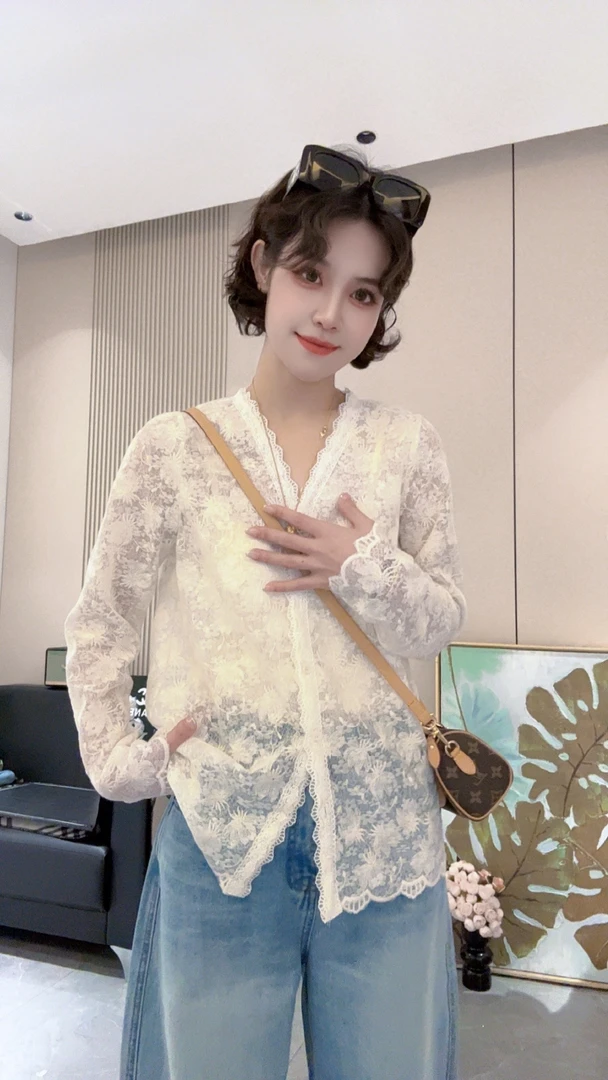 YUE JI 春款新款镂空宽松显瘦V领长袖蕾丝打底衫 2502-LL02