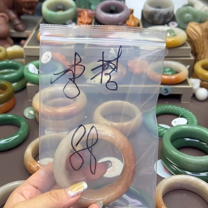 石英岩玉手镯未镶嵌李*