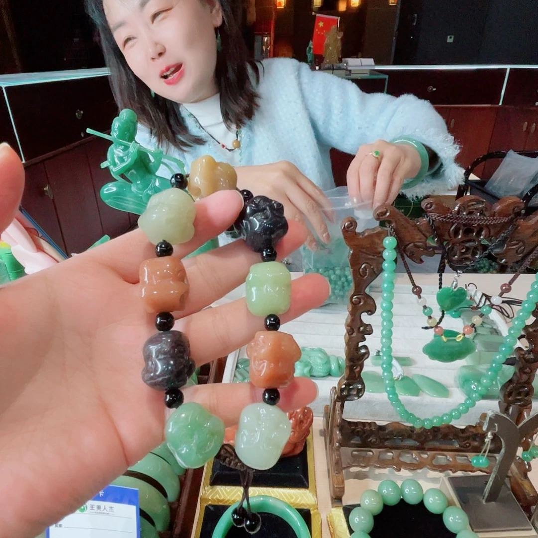 丽***密玉（石英质玉）未镶嵌颈饰