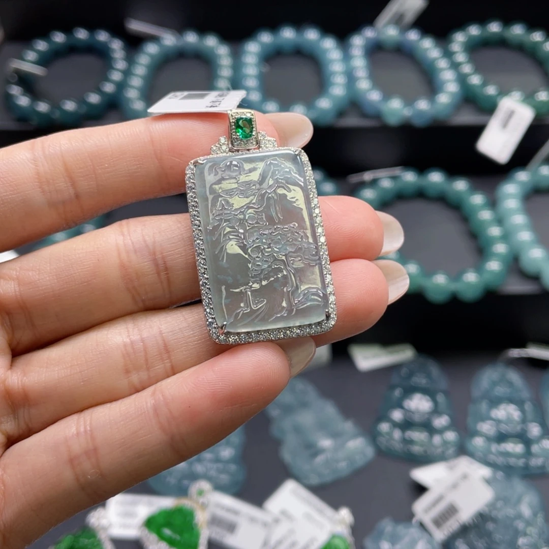 翡翠未镶嵌颈饰山水