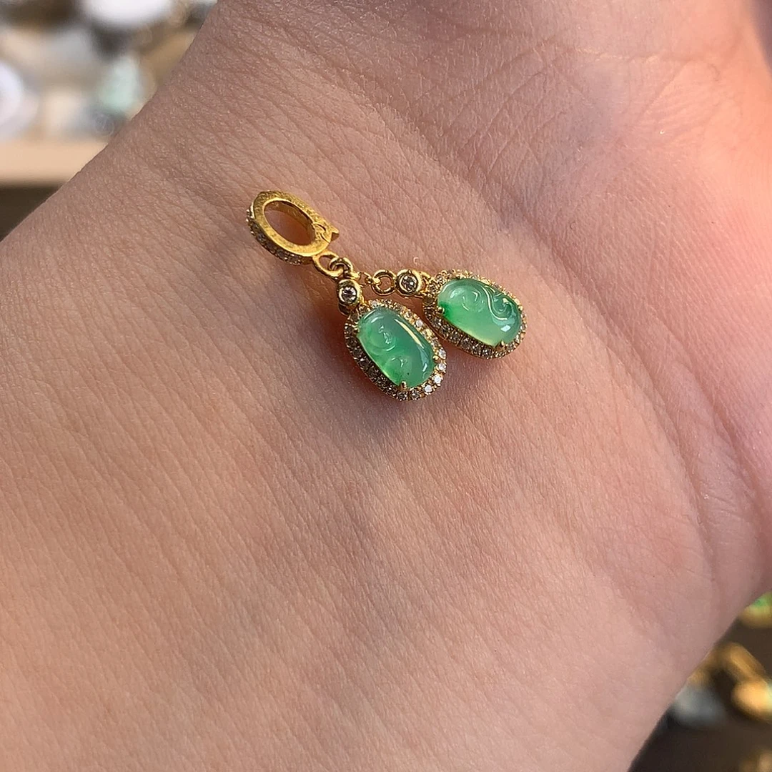 翡翠18K金镶嵌颈饰