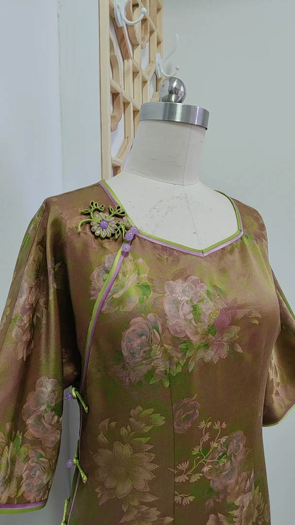 李师傅旗袍上新款接受来面料定制手工花扣旗袍