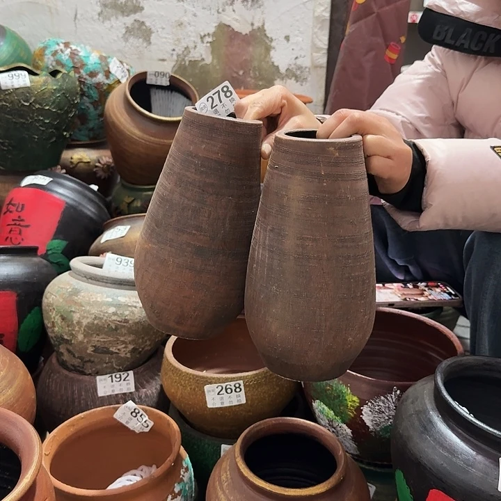 瑕疵红瓶一对278高度23口径8