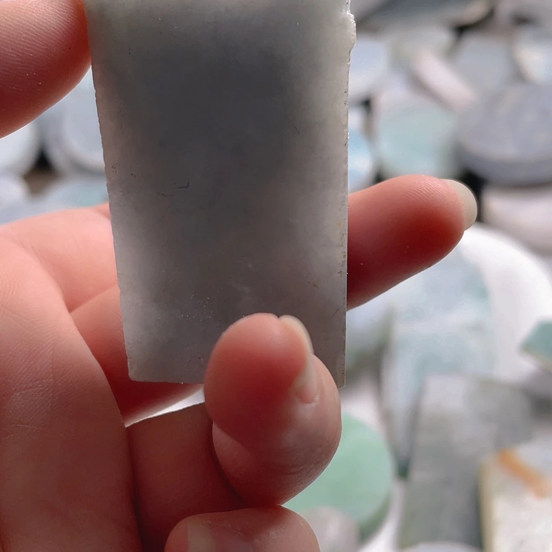 颈饰未镶嵌翡翠。