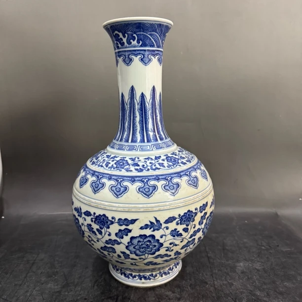 910 青花缠枝花卉玉堂春瓶