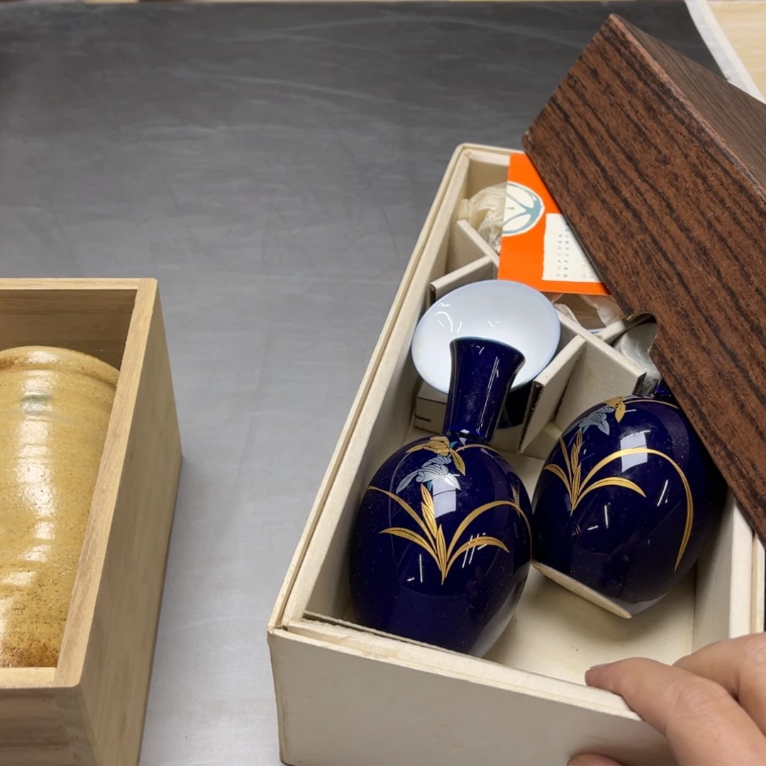 瓷片小****甲密密麻麻地排列着一个