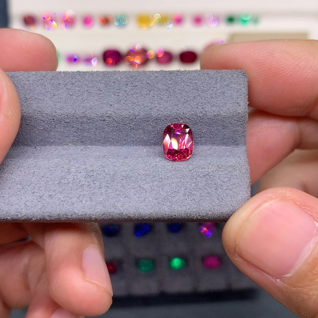 尖晶石裸石1.39克拉全净绝地武士吉尔德大证