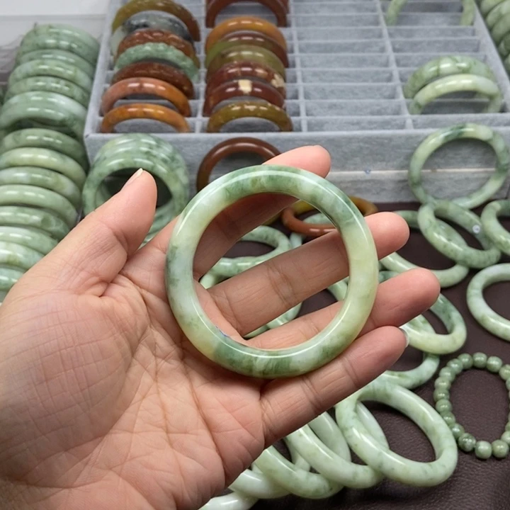 蛇纹石玉手镯未镶嵌?****。