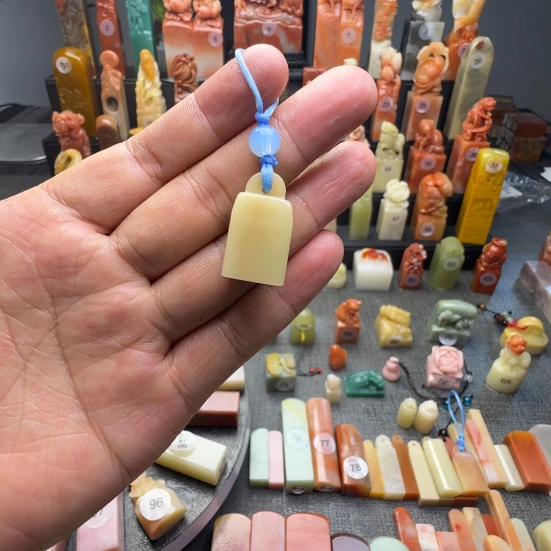 寿山石印石一**左芙蓉如意钮