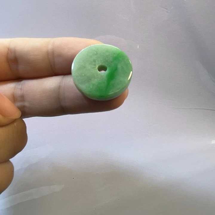 翡翠未镶嵌颈饰辣绿平安扣