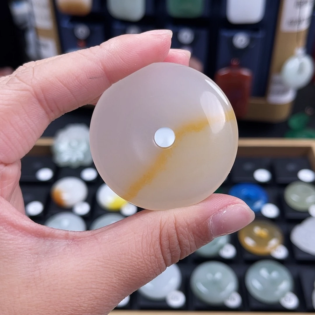 颈饰未镶嵌石英质玉梦*