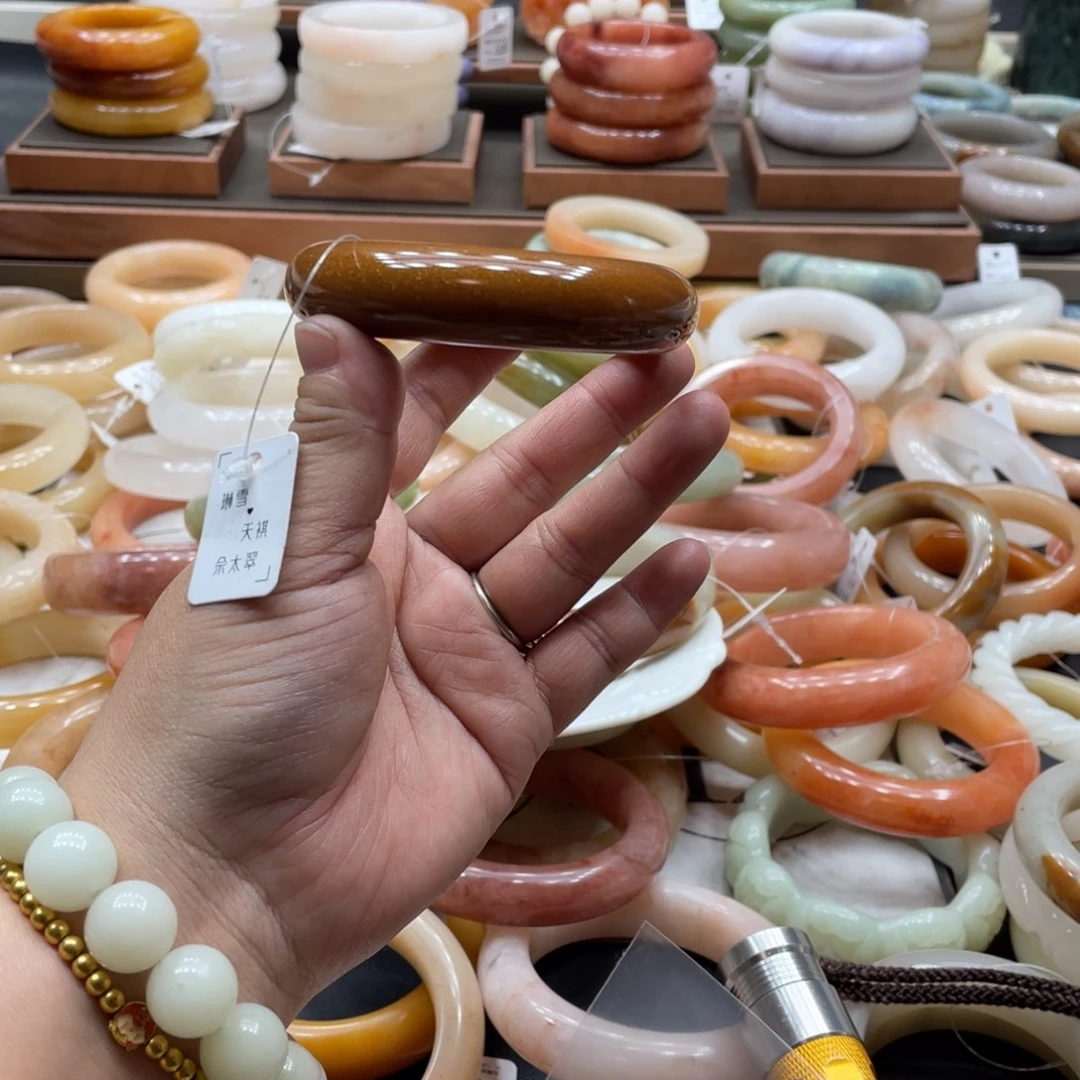L***n未镶嵌手镯石英质玉