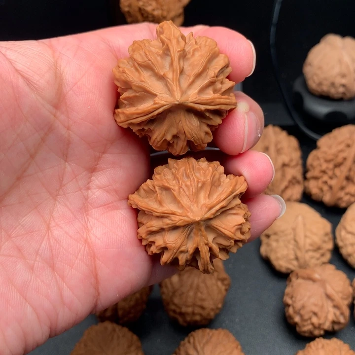 断***中吊坠文玩核桃狮子头