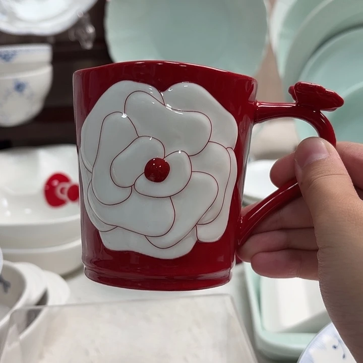 红色山茶花马克杯。