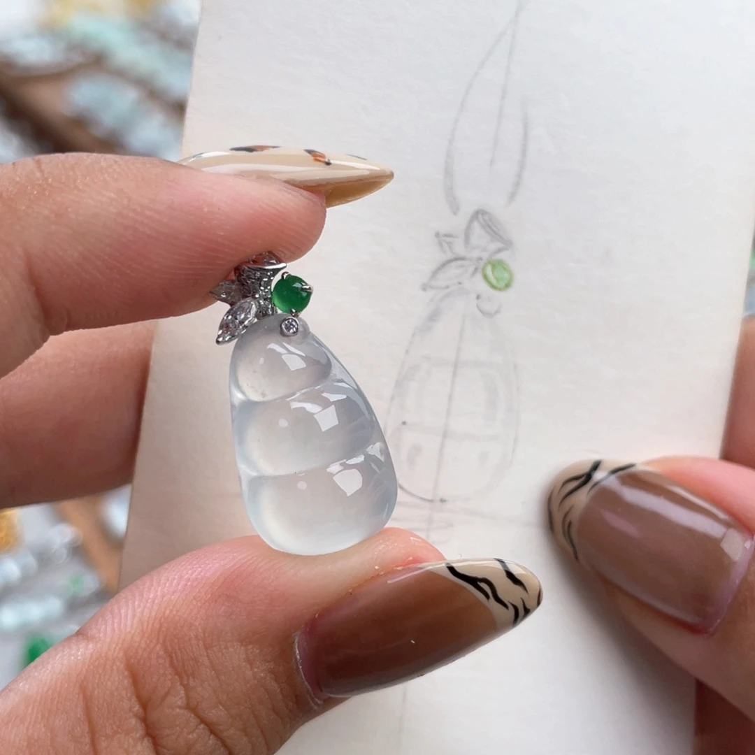 翡翠18K金镶嵌颈饰豆子