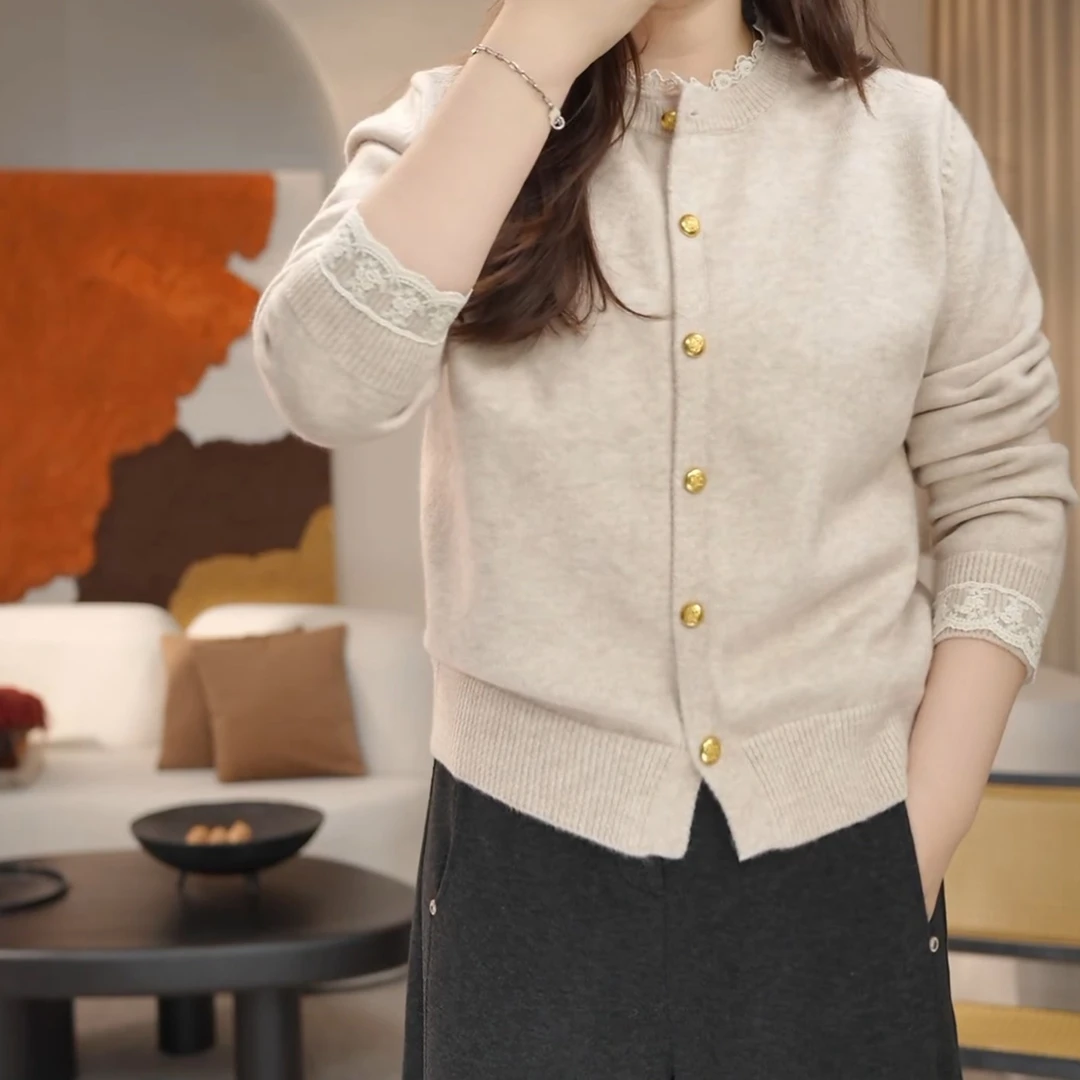 2024冬季新款设计感花边领百搭气质减龄圆领开衫上衣LK2500921