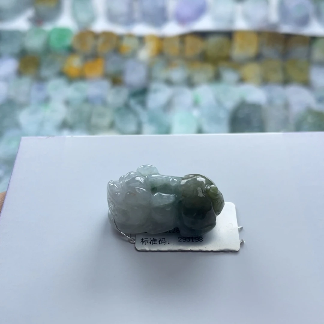 翡翠未镶嵌颈饰貔貅