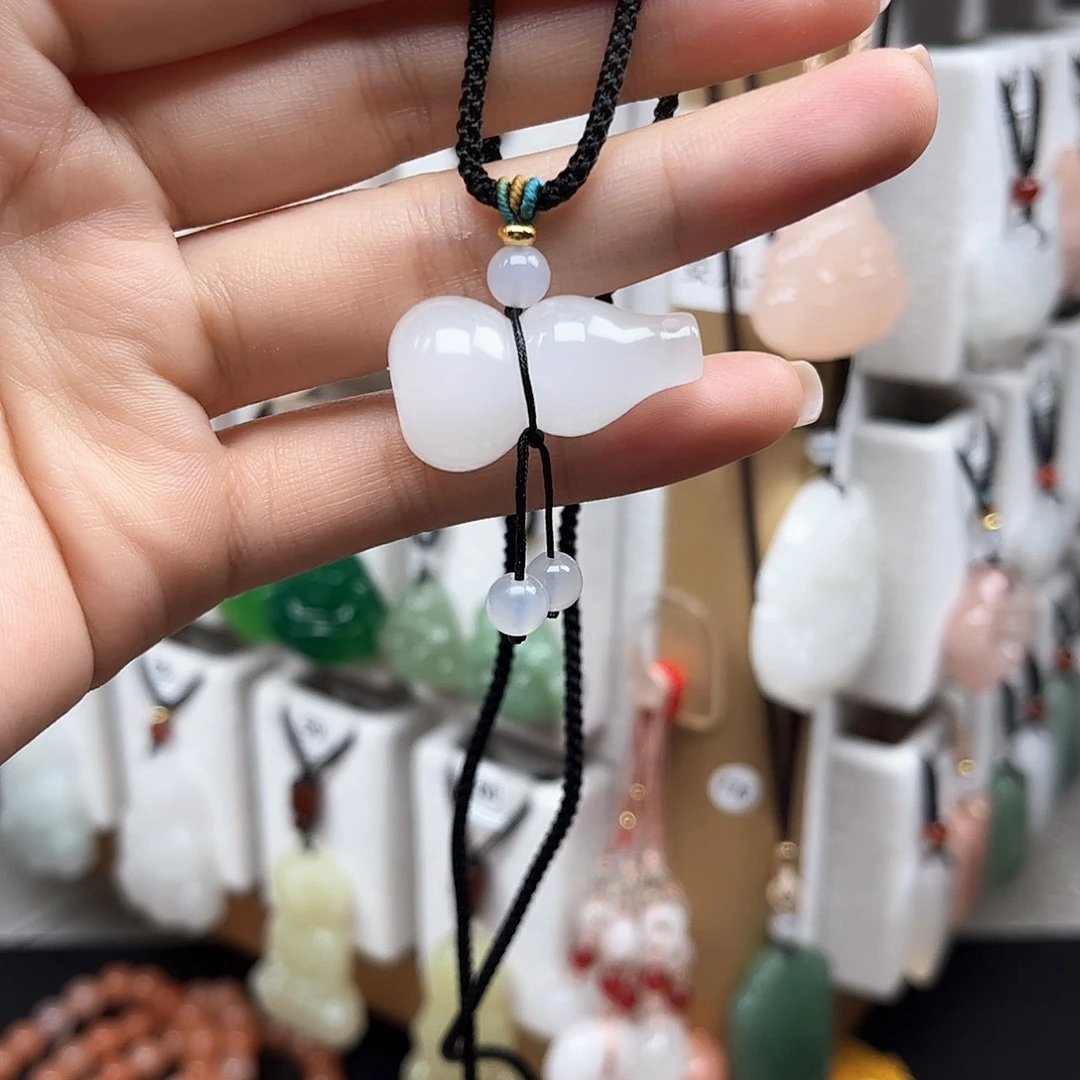 颈饰未镶嵌石英质玉