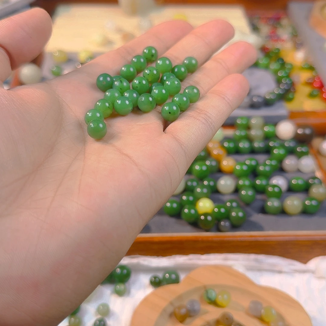 和田玉未镶嵌手链卡8碧玉散珠有黑点