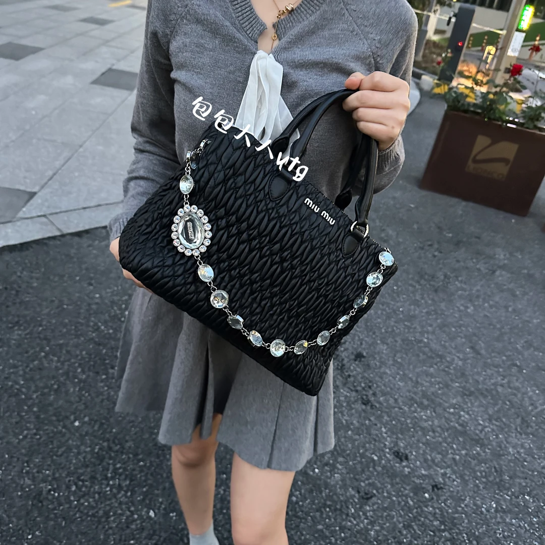 95新 MIU MIU/缪缪 黑色全皮褶皱宝石链菜篮子水桶包