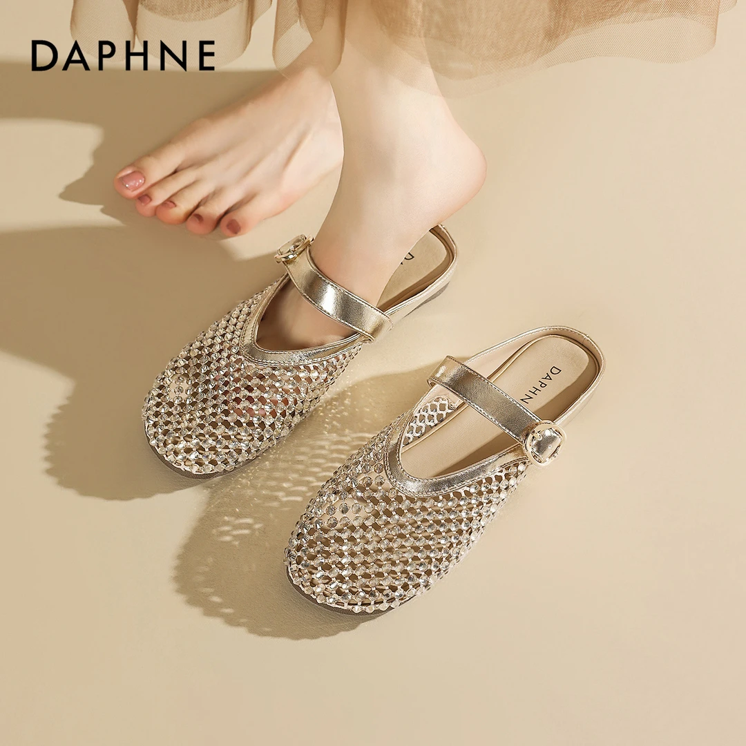 达芙妮水钻包头半拖鞋女款2025新款夏季配裙子镂空透气休闲凉拖鞋