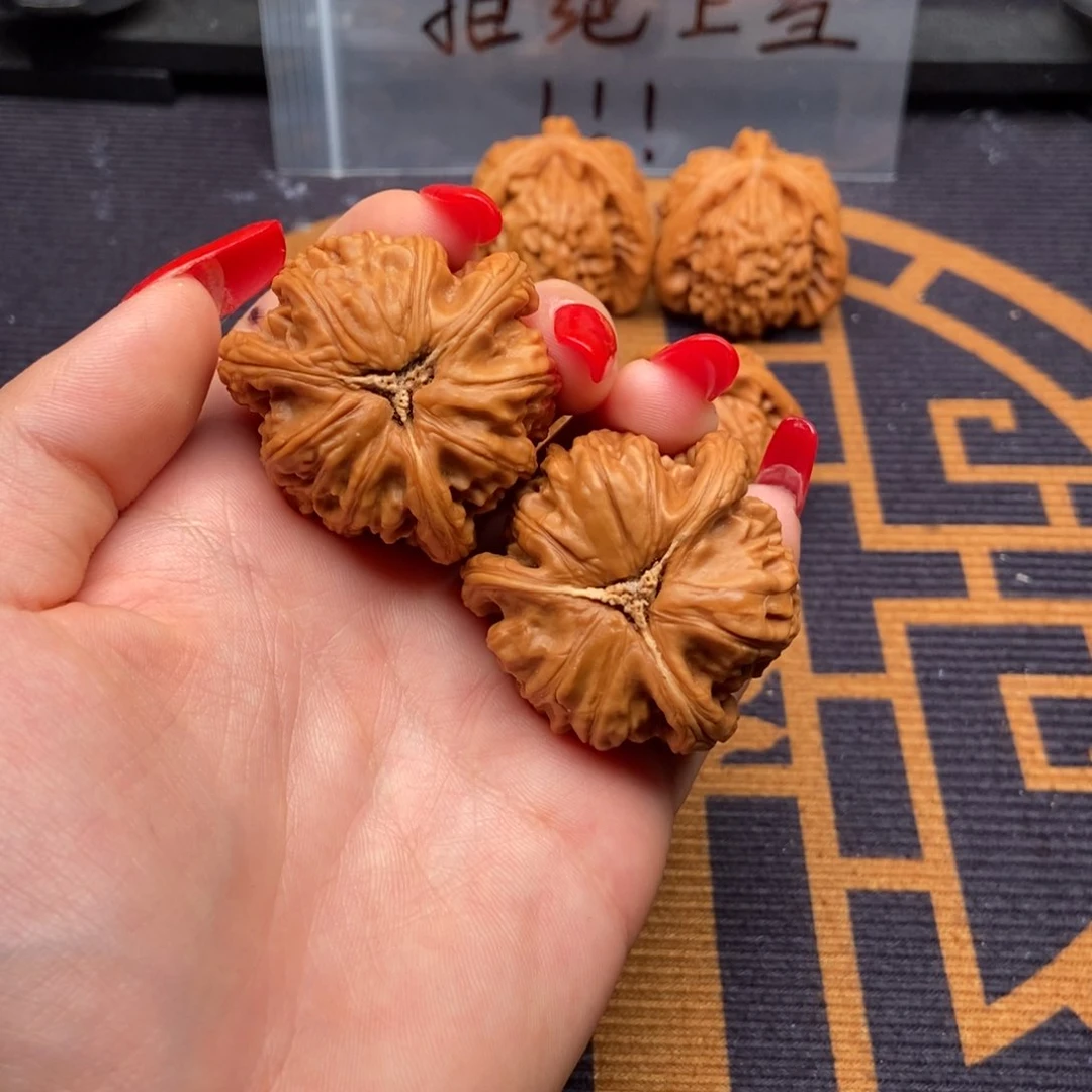 文玩核桃吊坠隔****?白狮