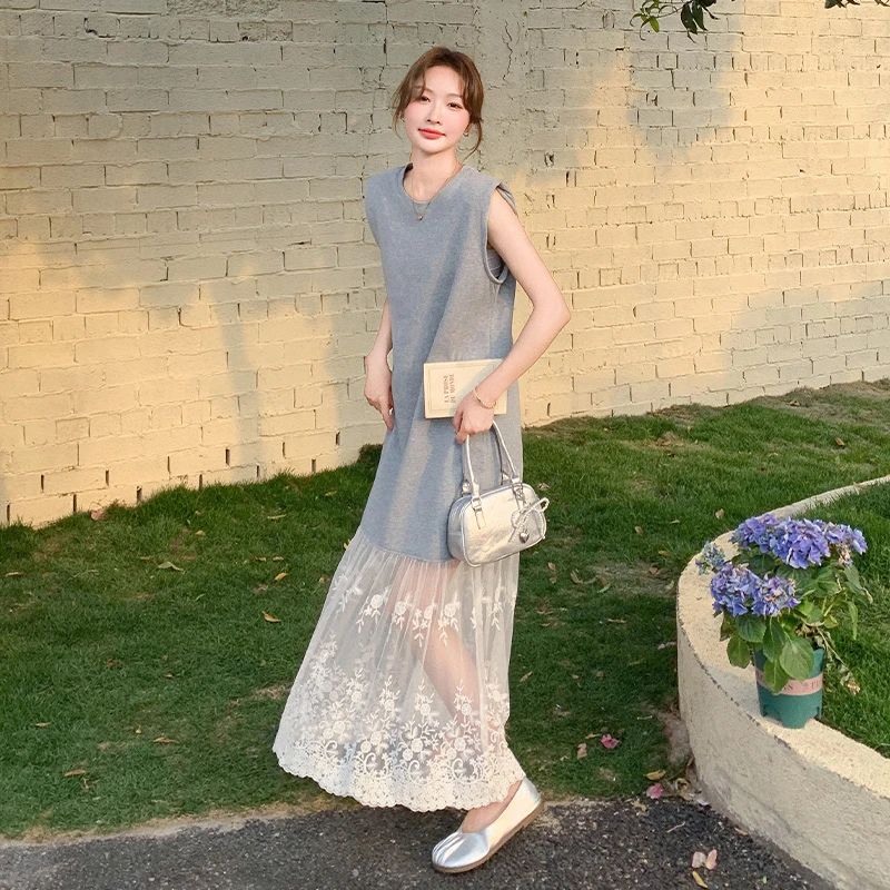 灰色蕾丝拼接无袖连衣裙女2025夏季新款法式松弛感度假风背心长裙