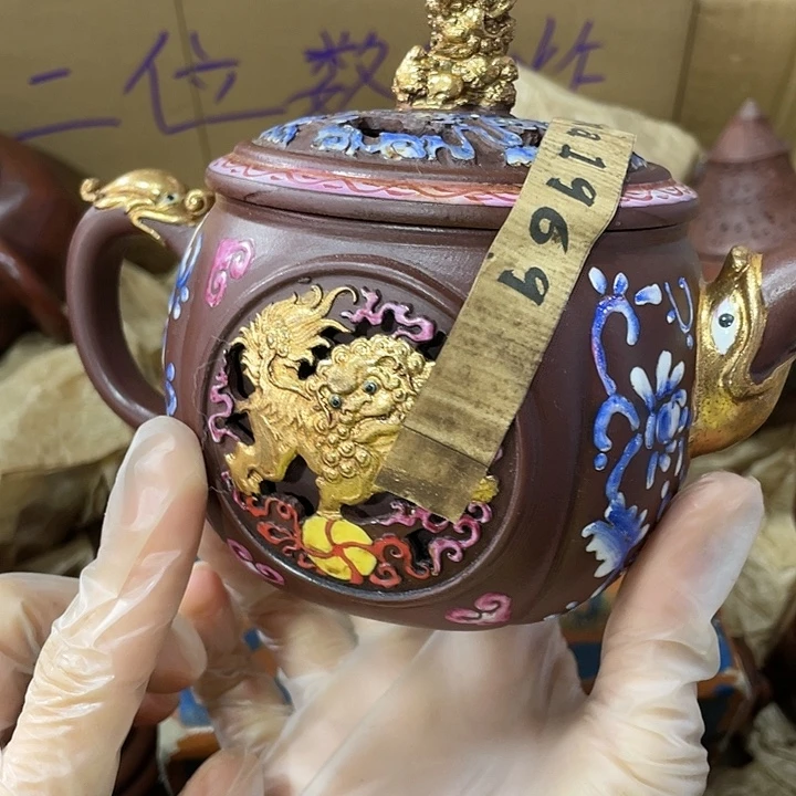 紫砂茶壶原矿泥料手工制作的一把紫砂壶。