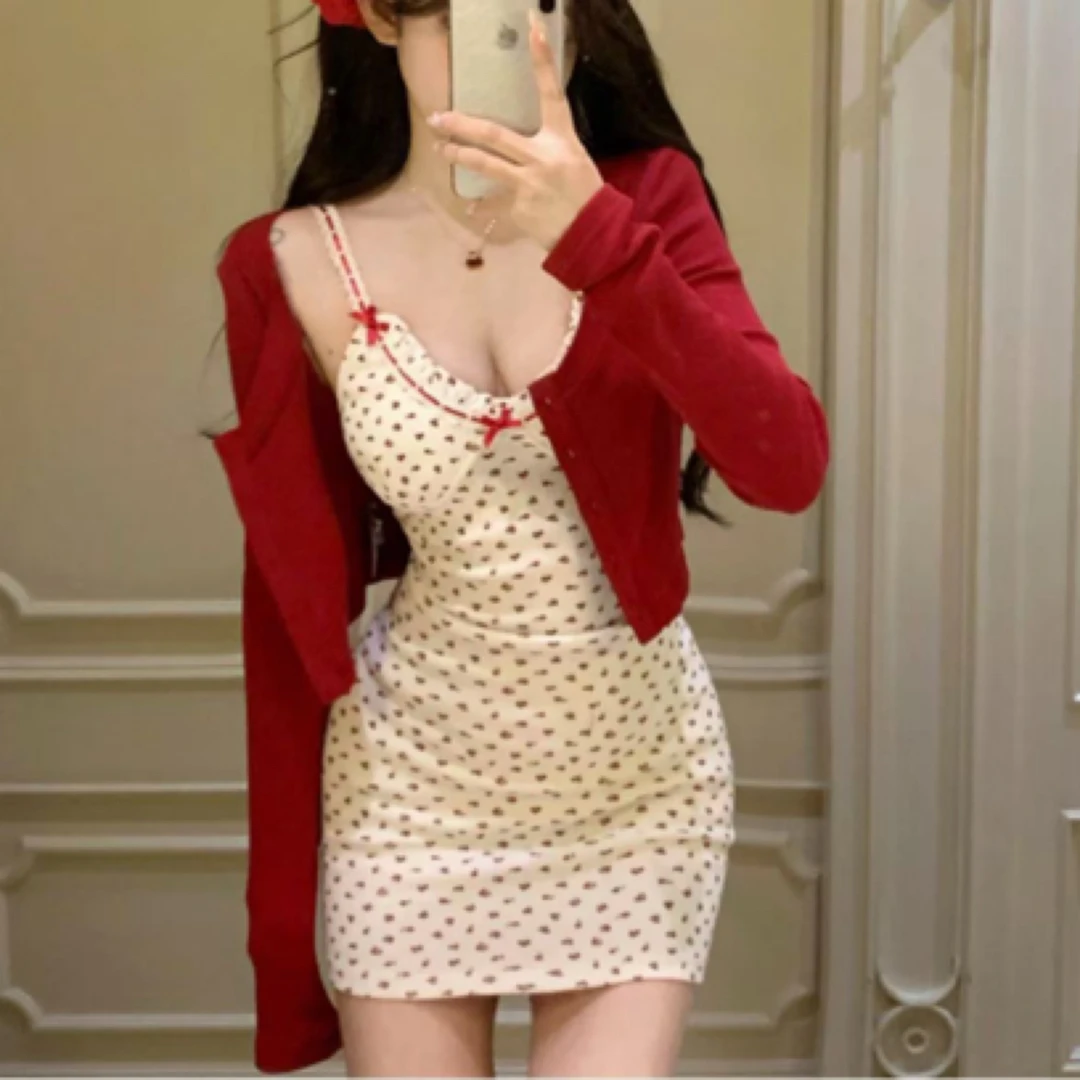 V领蝴蝶结碎花吊带连衣裙搭配红色开衫37